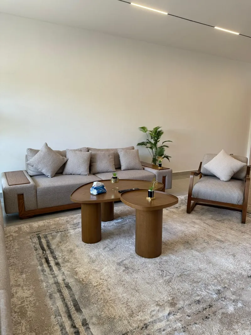 Pebble Tables and Shaded Patio — 3-Bedroom Apartment, Sheikh Zayed, photo 4