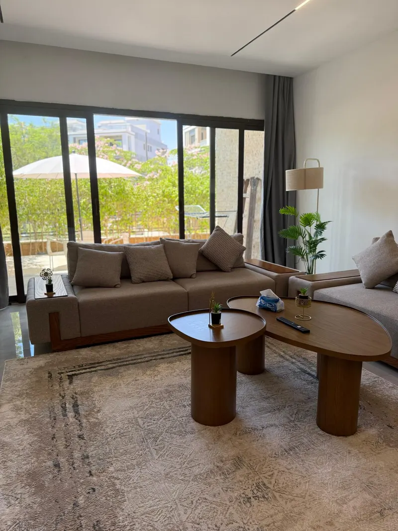 Pebble Tables and Shaded Patio — 3-Bedroom Apartment, Sheikh Zayed, photo 2
