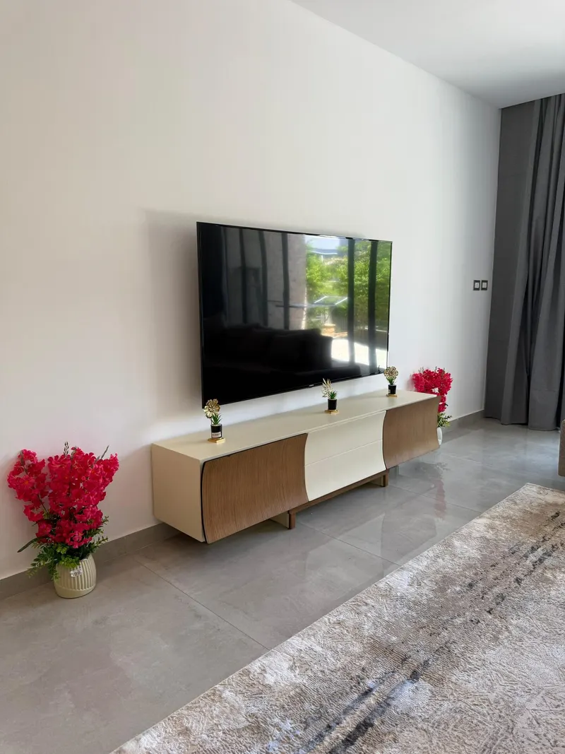 Pebble Tables and Shaded Patio — 3-Bedroom Apartment, Sheikh Zayed, photo 6