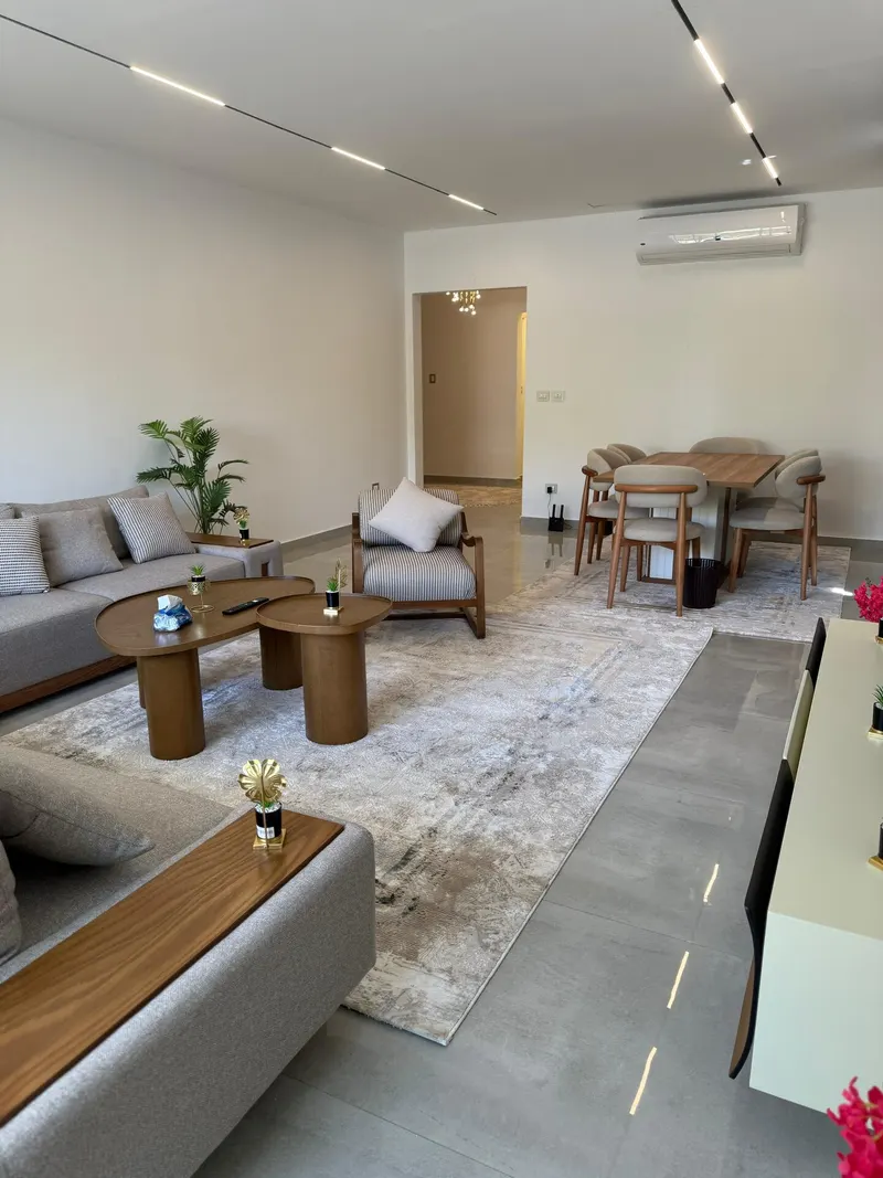 Pebble Tables and Shaded Patio — 3-Bedroom Apartment, Sheikh Zayed, photo 5