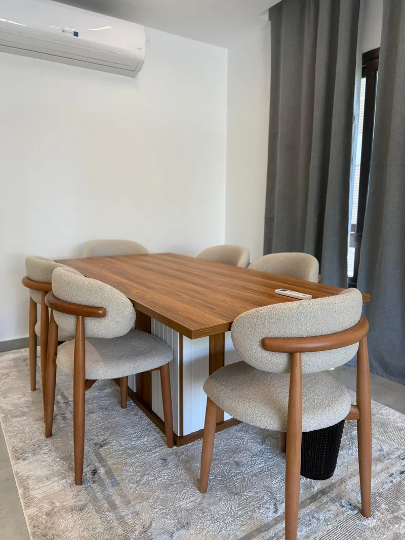 Pebble Tables and Shaded Patio — 3-Bedroom Apartment, Sheikh Zayed, photo 7