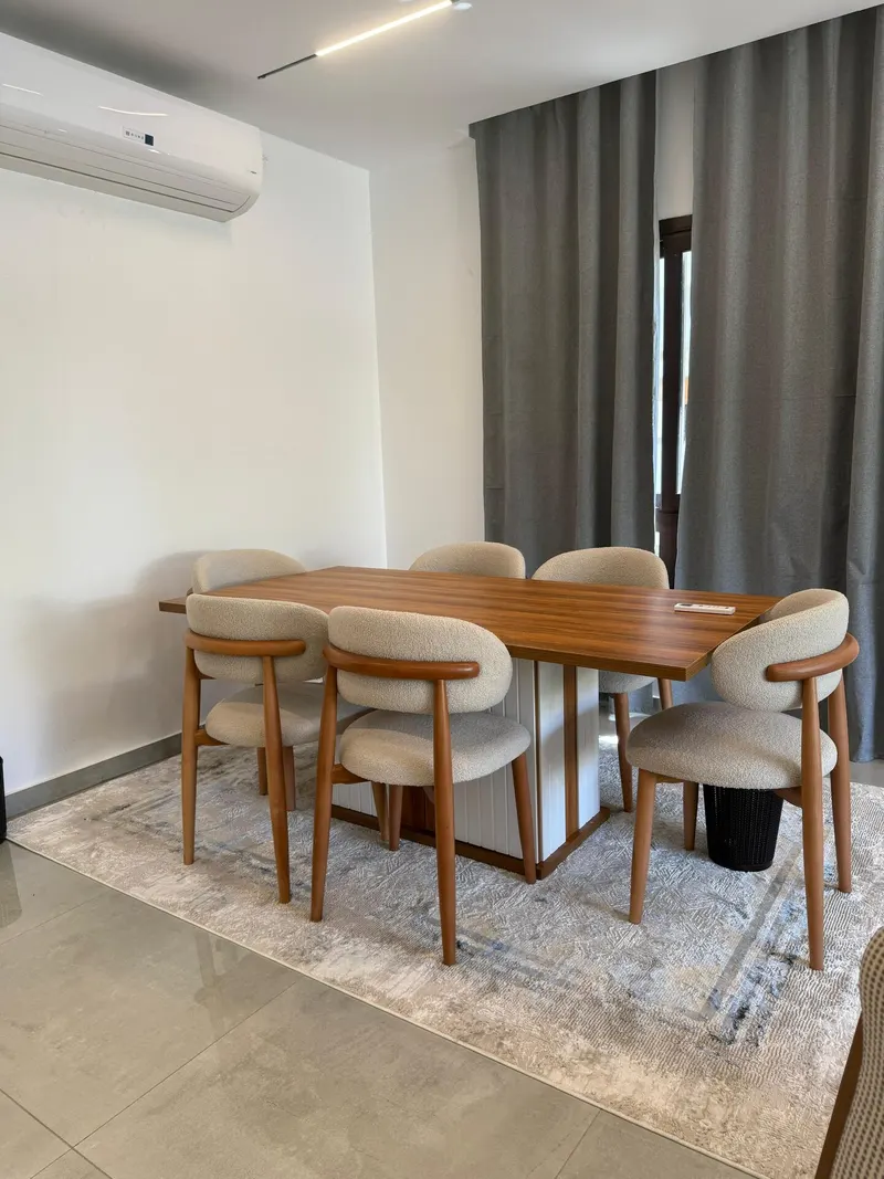 Pebble Tables and Shaded Patio — 3-Bedroom Apartment, Sheikh Zayed, photo 8