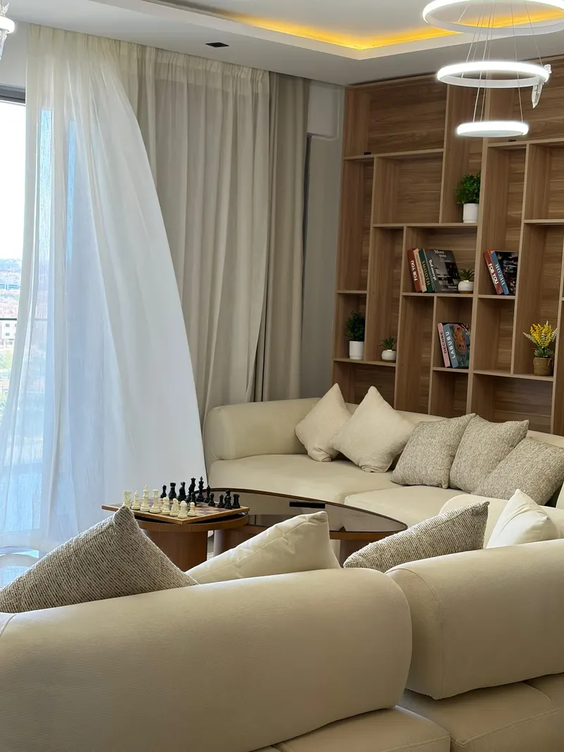 Library Wall and High Balcony — 3-Bedroom Apartment, Sheikh Zayed, photo 2