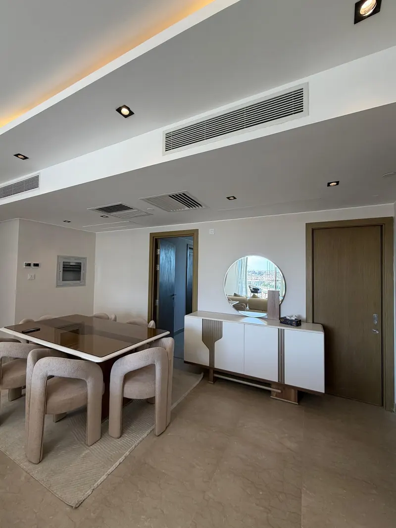 Library Wall and High Balcony — 3-Bedroom Apartment, Sheikh Zayed, photo 6