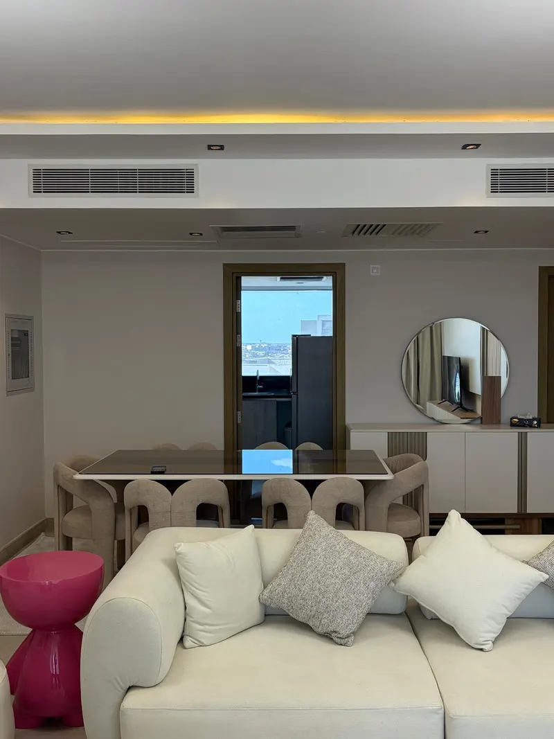 Library Wall and High Balcony — 3-Bedroom Apartment, Sheikh Zayed, photo 5