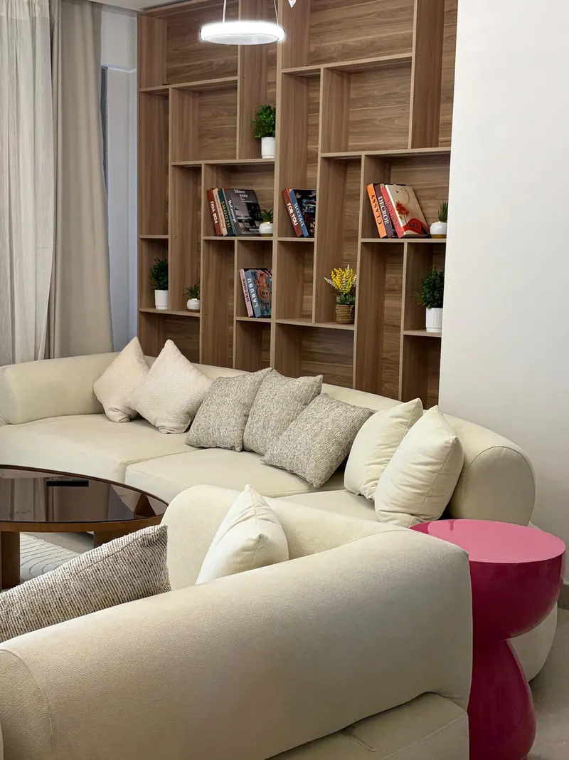 Library Wall and High Balcony — 3-Bedroom Apartment, Sheikh Zayed, photo 4