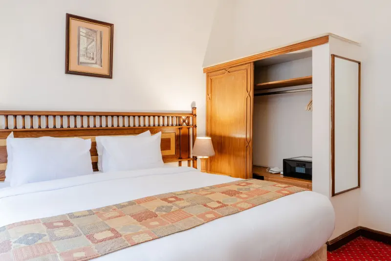 Standard triple room king bed and 2 Twin bed — photo 5