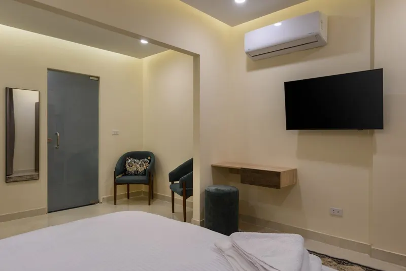 Heliopolis Airport Double Room with Seating Alcove, Lower Floor, photo 6