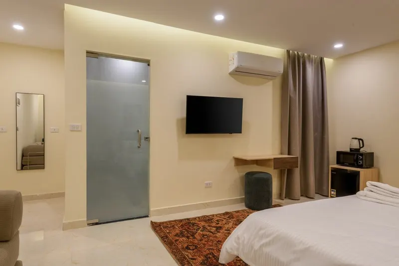 Spacious Heliopolis Airport Double Room with Sofa, Lower Floor, photo 3