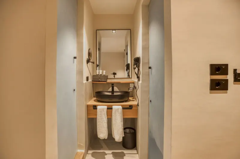 Twin Room with City View — La Boutique Hotel, photo 7