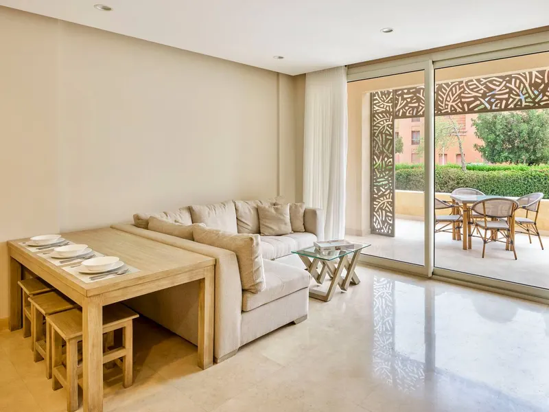 Boutique One-Bedroom Steps from the Pool, photo 3