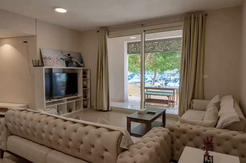 Boutique One-Bedroom with Two Beds and Laundry, photo 4