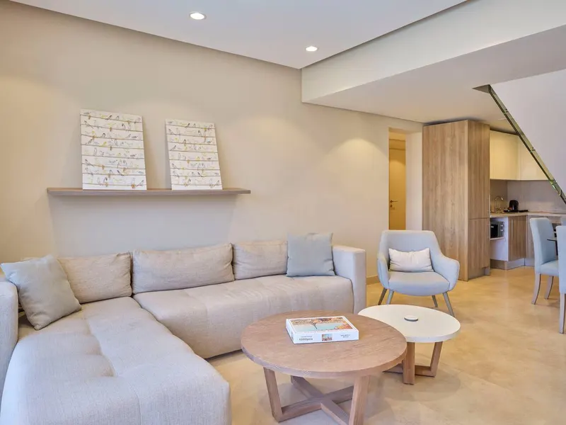 Boutique Two-Bedroom with Balcony and Full Kitchen, photo 5
