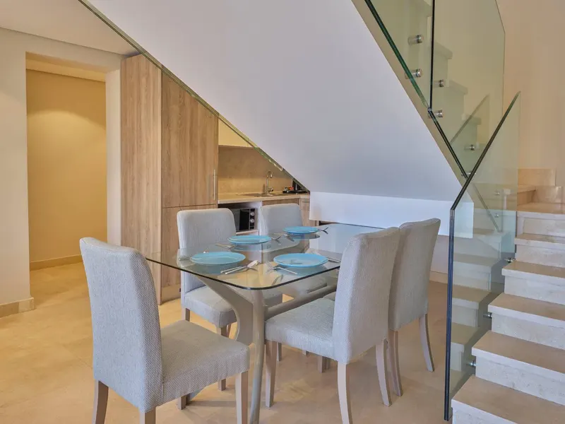 Boutique Two-Bedroom with Balcony and Full Kitchen, photo 8