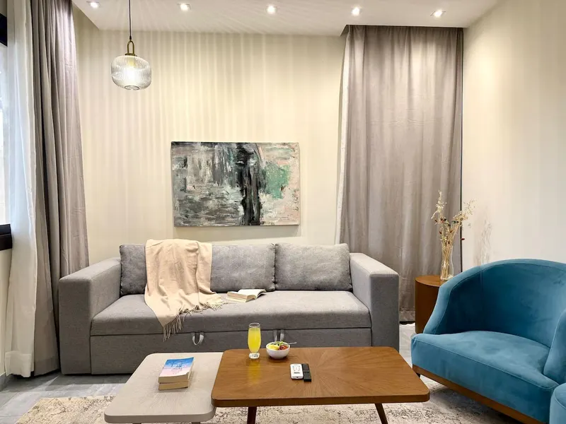 Bright One-Bedroom with King Bed and Gym Access, photo 2