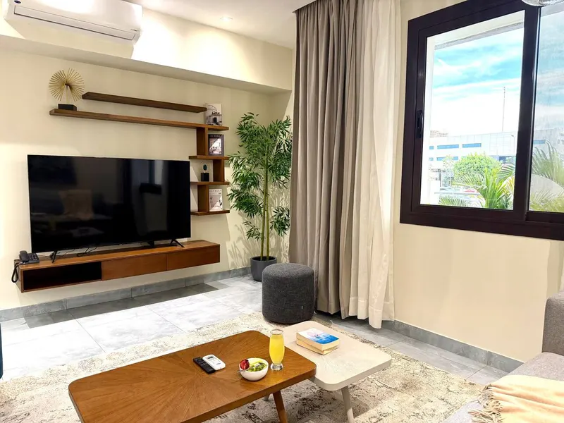 Bright One-Bedroom with King Bed and Gym Access, photo 3
