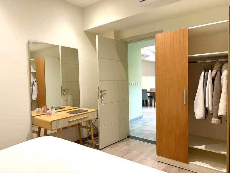 Bright One-Bedroom with King Bed and Gym Access, photo 7