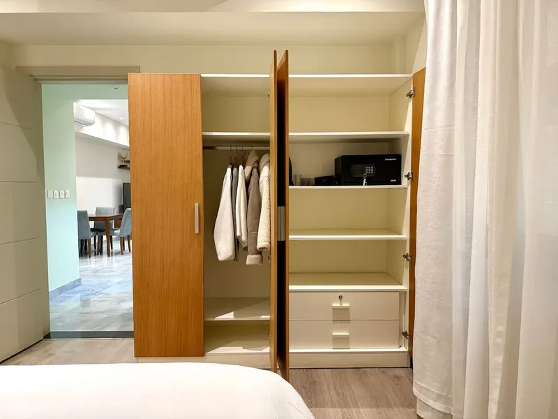 Bright One-Bedroom with King Bed and Gym Access, photo 8