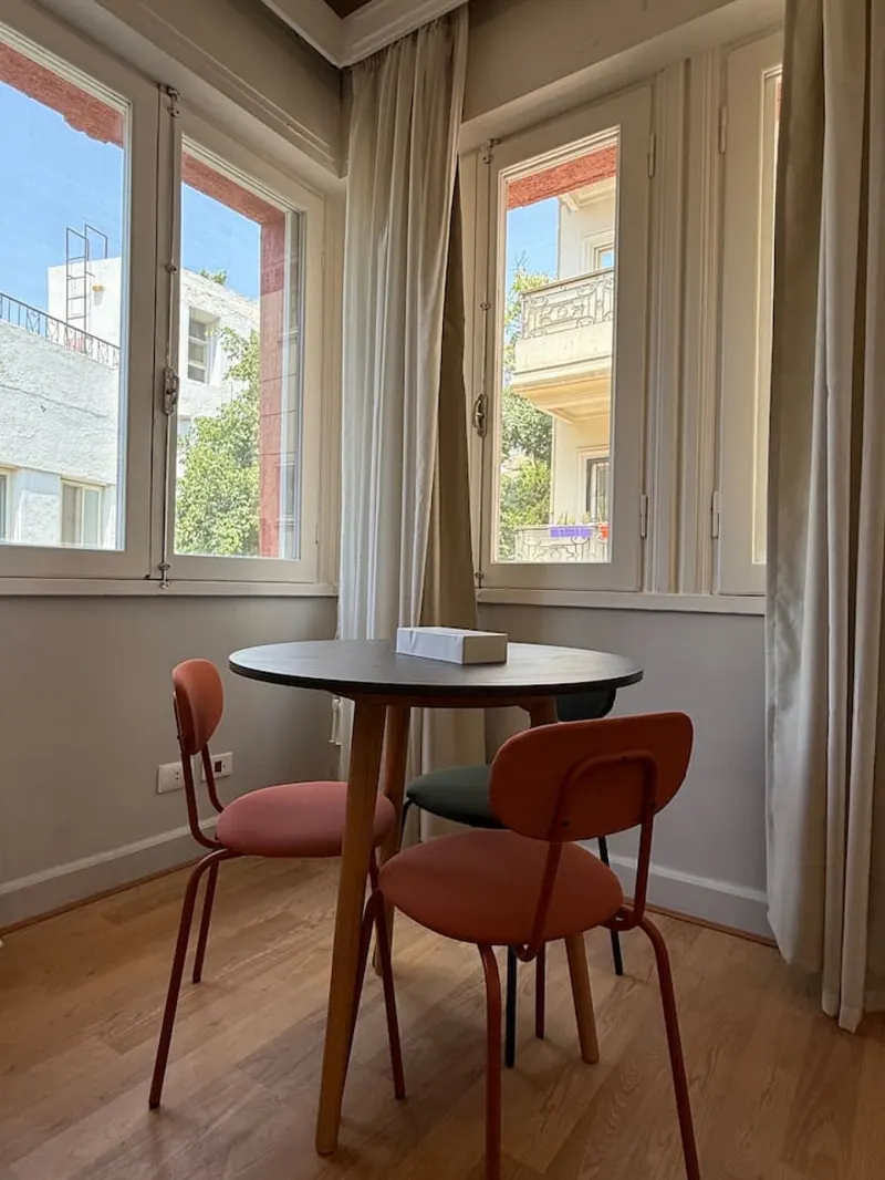 Gallery-Feel Studio with Kitchen and Shared Terrace, photo 2