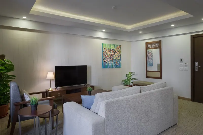 Khan One-Bedroom with Queen Bed and Sofa Bed