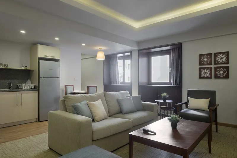 Khan One-Bedroom with Queen Bed and Sofa Bed, photo 3