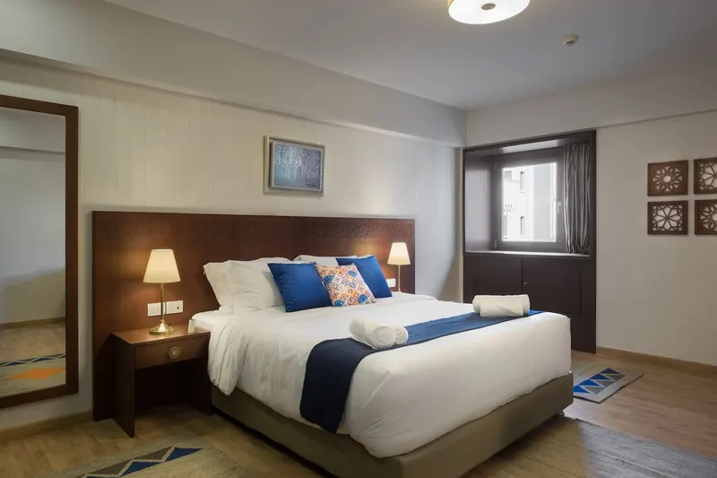 Khan One-Bedroom with Queen Bed and Sofa Bed, photo 4