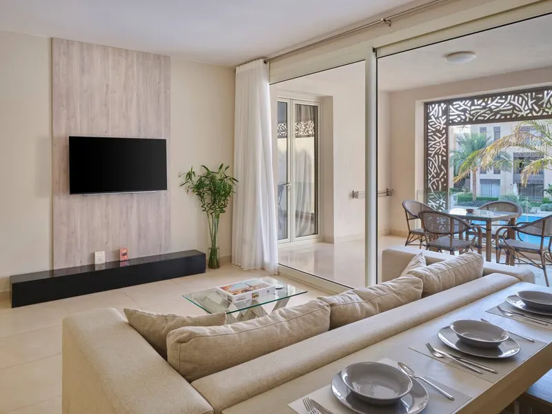 One-Bedroom Pool View with King Bed and Balcony, photo 5