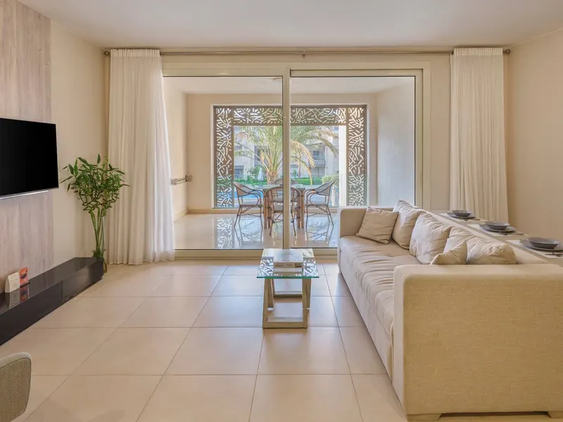 One-Bedroom Pool View with King Bed and Balcony, photo 6