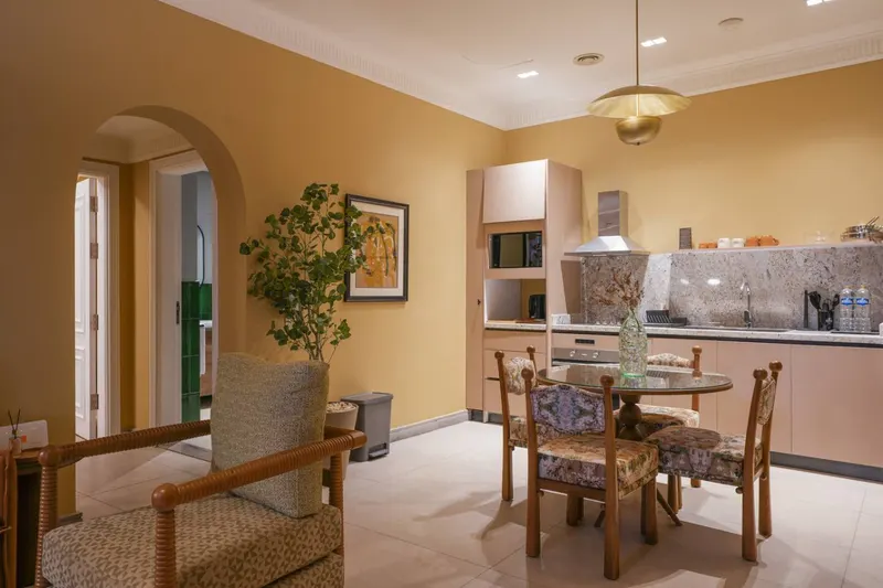 One-Bedroom Steps from the Pool with Arched Corridor, photo 6