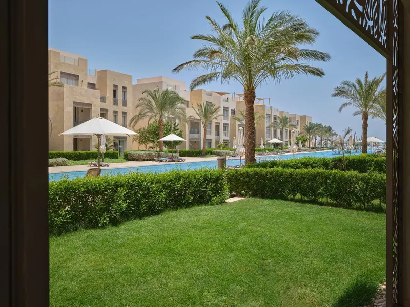 One-Bedroom with Garden, Pool View and King Bed, photo 2