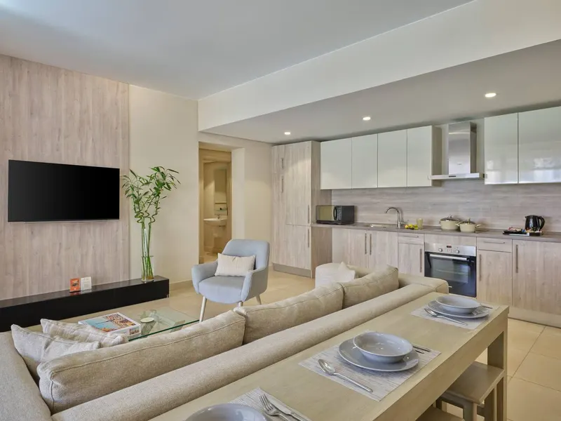 One-Bedroom with Garden, Pool View and King Bed, photo 4