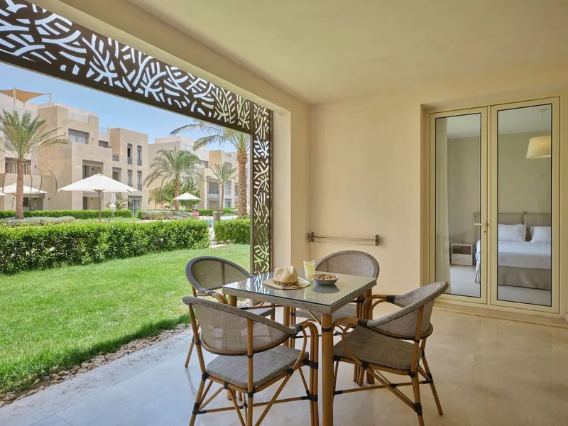 One-Bedroom with Garden, Pool View and King Bed, photo 5