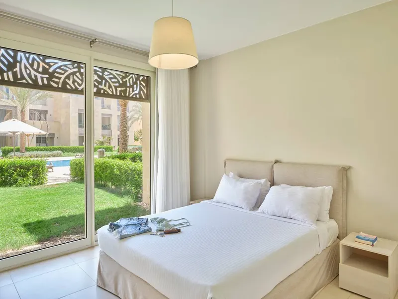 One-Bedroom with Garden, Pool View and King Bed, photo 6