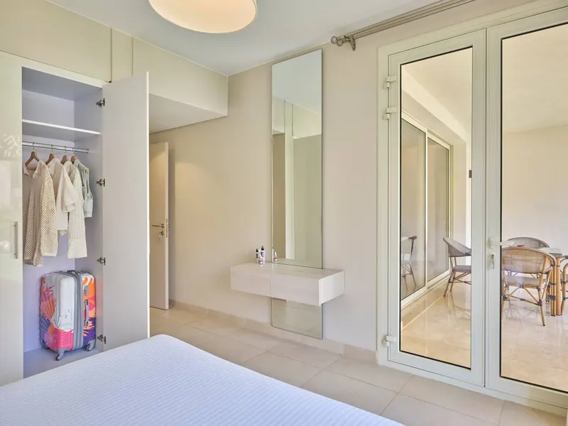 One-Bedroom with Garden, Pool View and King Bed, photo 8