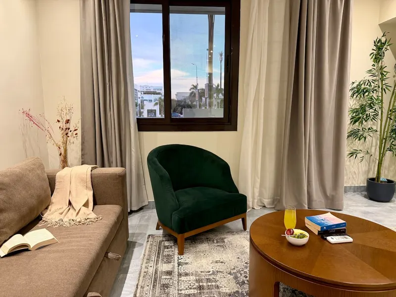 One-Bedroom with Olive Accents and Gym Access, photo 2