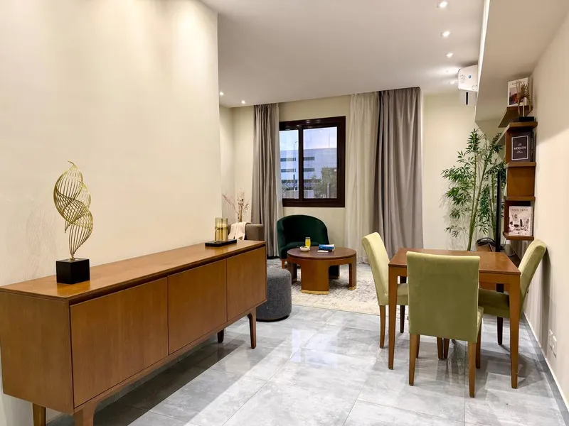 One-Bedroom with Olive Accents and Gym Access, photo 3