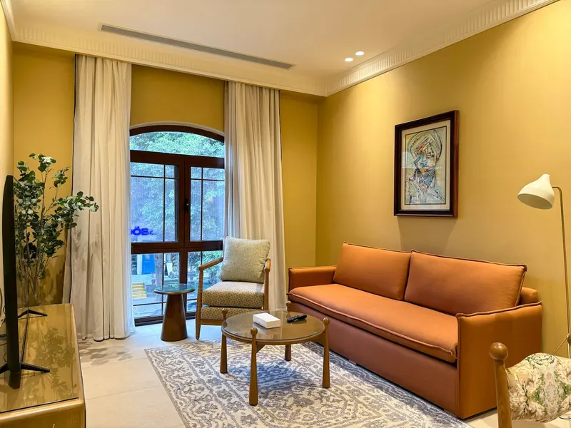One-Bedroom with Open Kitchen and Dining Table