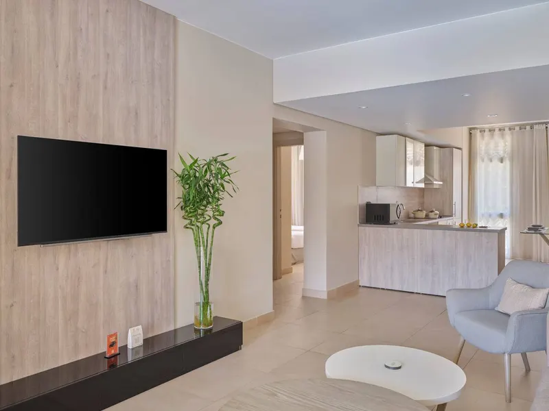 Pool-View Two-Bedroom with Private Entrance, photo 7