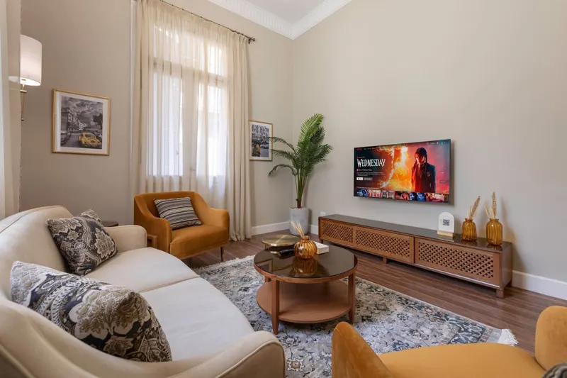 Quiet Layal Two-Bedroom Hideaway with Vintage Decor
