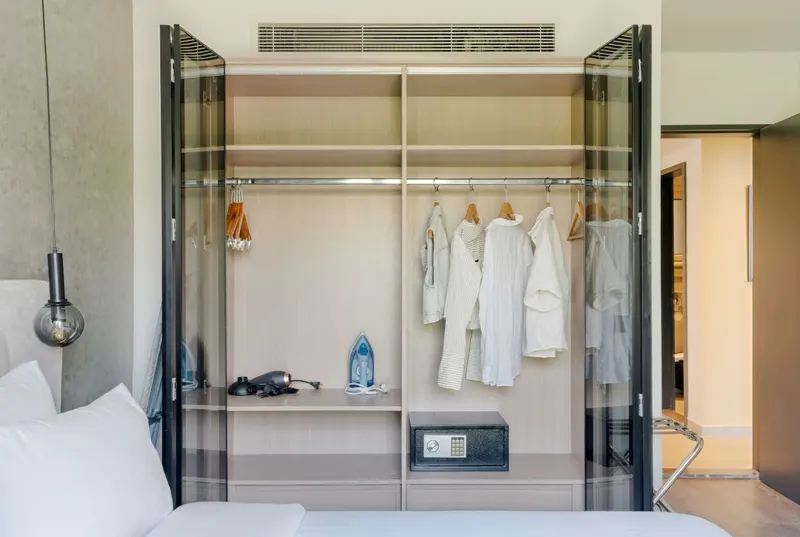Spacious Three-Bedroom with Balcony and Workspace, photo 4