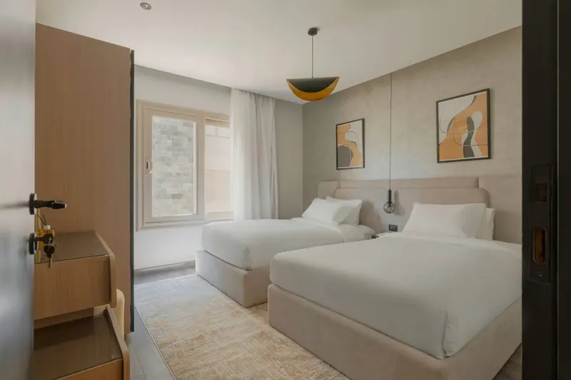 Spacious Three-Bedroom with Balcony and Workspace, photo 8