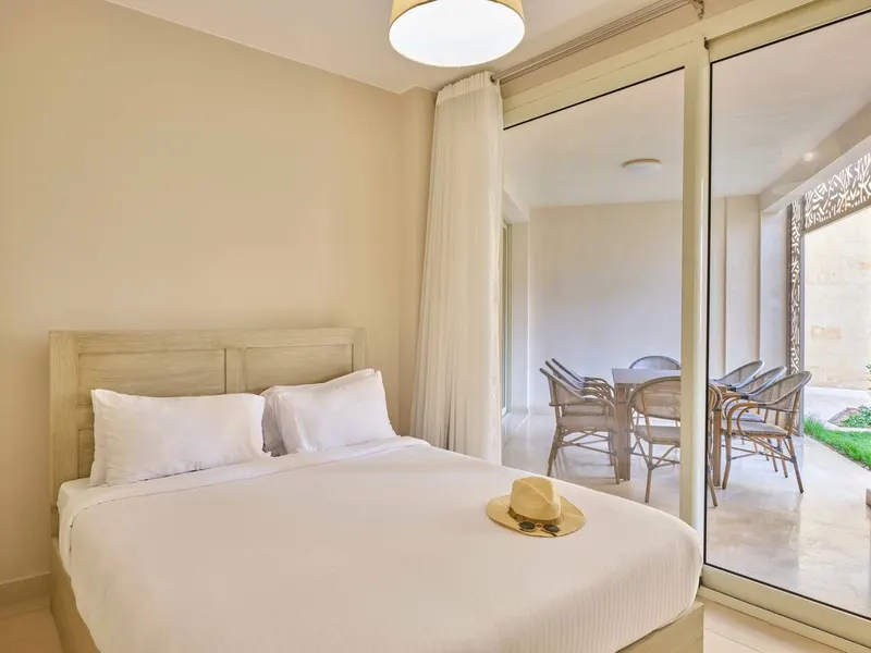 Three-Bedroom Beachside Apartment with Private Garden, photo 2