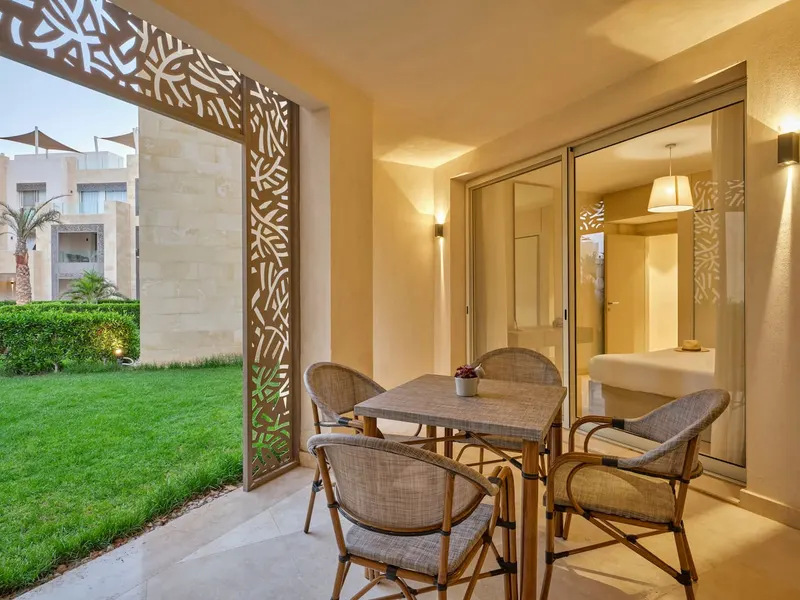 Three-Bedroom Beachside Apartment with Private Garden, photo 3