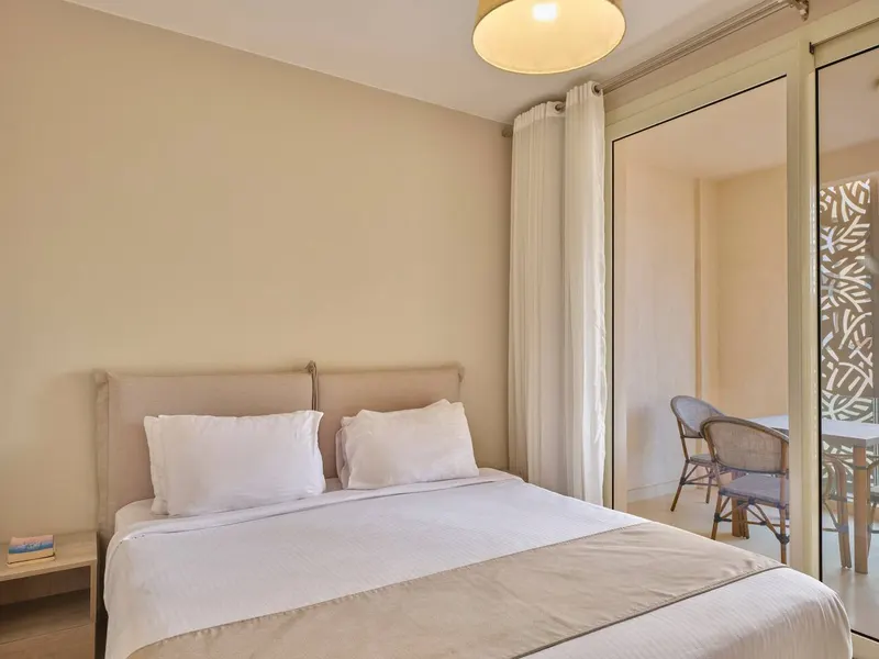 Three-Bedroom Beachside Apartment with Private Garden, photo 6