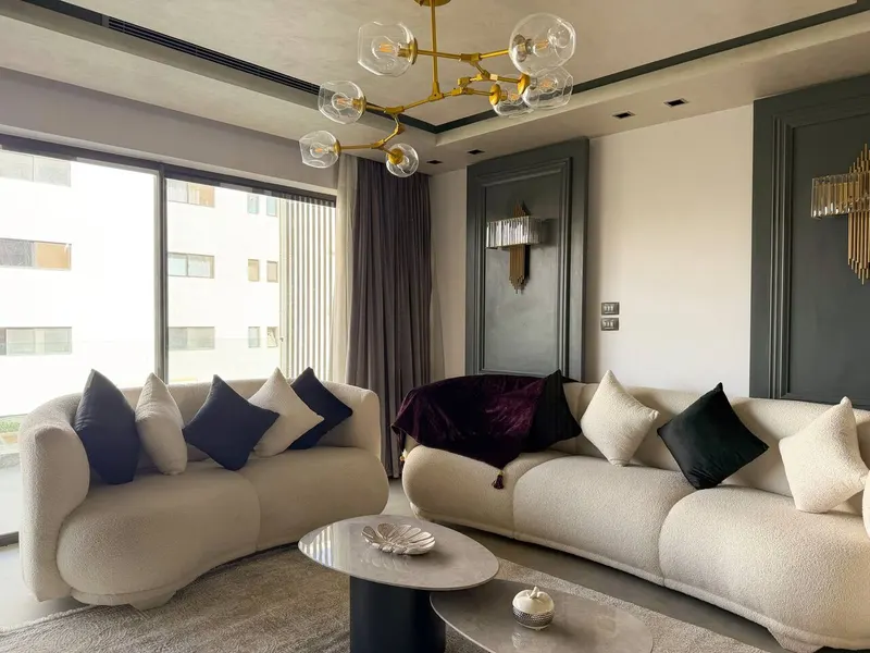 Three-Bedroom in Lakeview with Balcony over Greenery