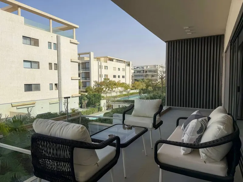 Three-Bedroom in Lakeview with Balcony over Greenery, photo 3