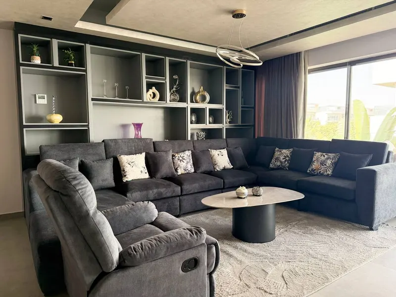 Three-Bedroom in Lakeview with Balcony over Greenery, photo 4