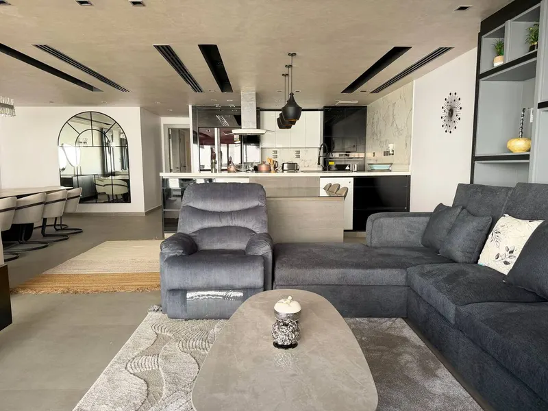 Three-Bedroom in Lakeview with Balcony over Greenery, photo 5