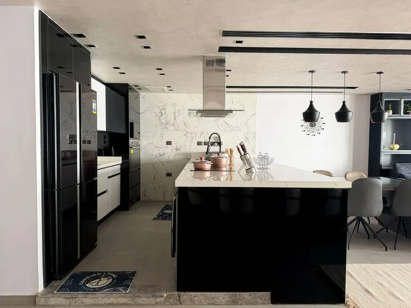 Three-Bedroom in Lakeview with Balcony over Greenery, photo 7
