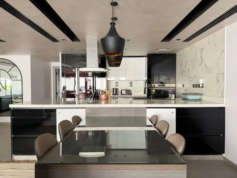 Three-Bedroom in Lakeview with Balcony over Greenery, photo 8